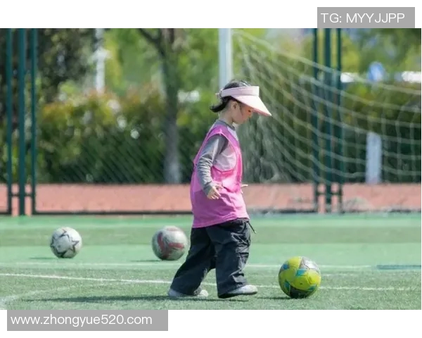 足球明星对儿子的深厚感情与亲子互动的温馨瞬间 足球明星对儿子的深厚感情与亲子互动的温馨瞬间
