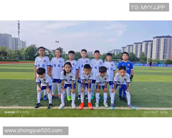 足球明星合影中的男孩身份揭秘他是谁引发了众多网友的关注与讨论